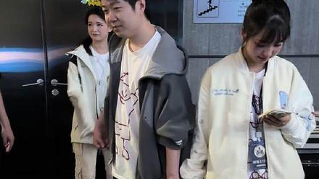 我服辣！比赛场间都要在后台牵个手，嘟嘟：我觉得超哥已经很克制了