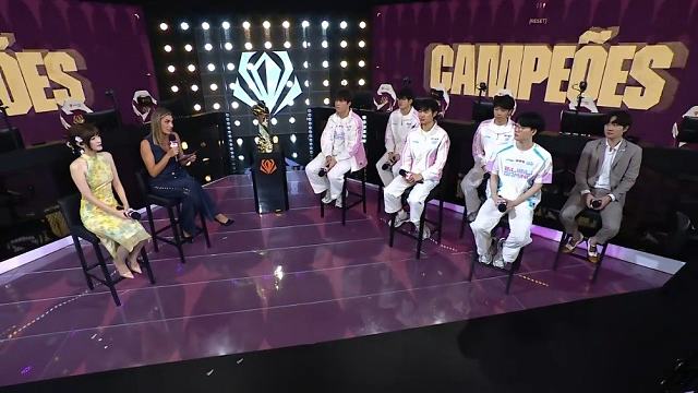 BLG夺冠赛后采访全程视频来了！我们是冠军

  ​ ​​​