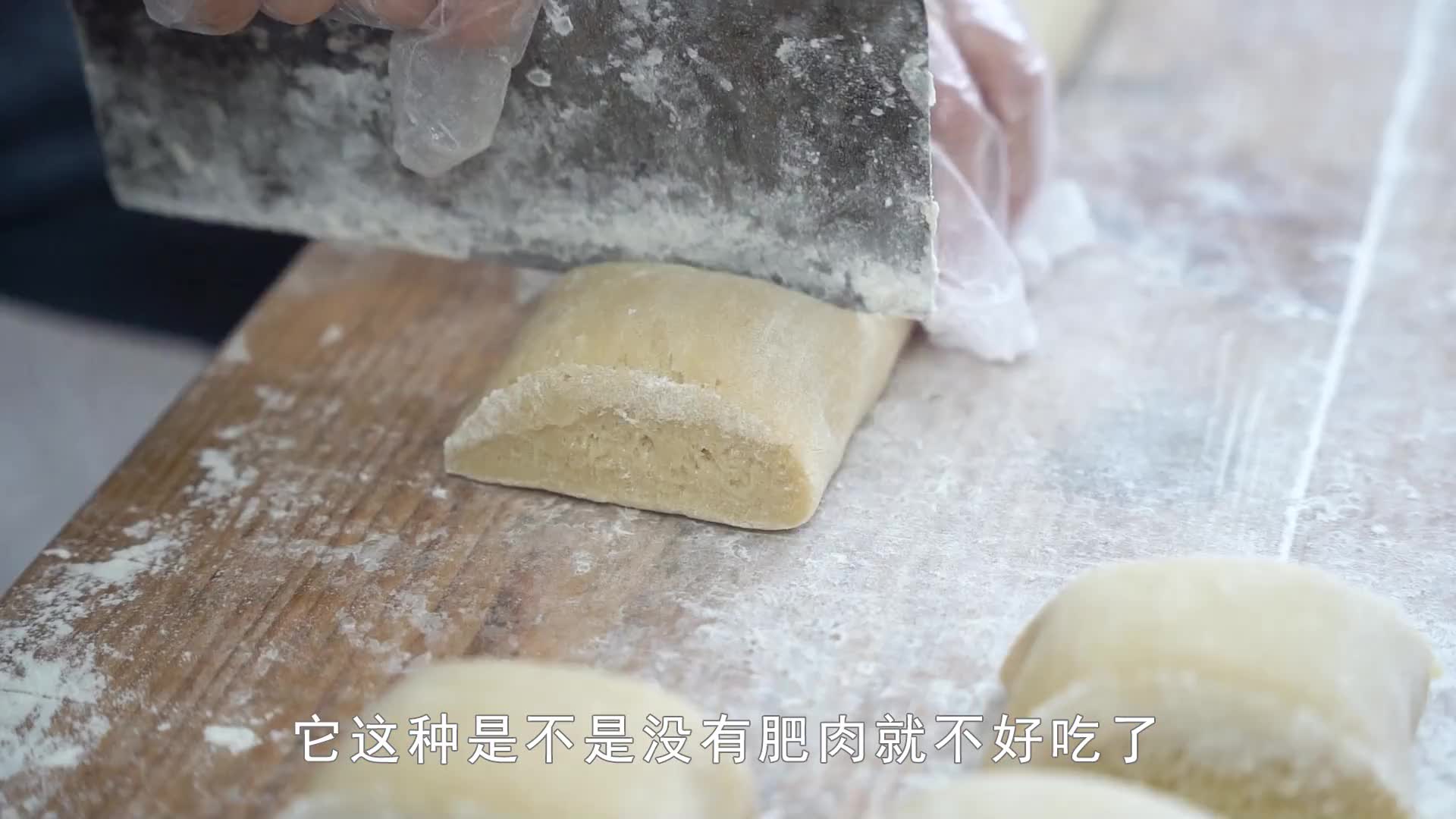 漳州大叔13岁接手家族手艺40年，用木炭烤月饼，1年做20天