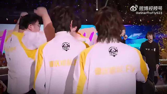 优秀的人还在努力
Fly回应你站在那里就够了：
“所以当有人告诉我“你站在那里就够了”的时候，我第一