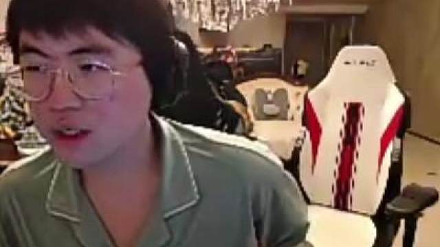 态神账号被处罚只能打匹配，拉香菜进来打野结果输出不如辅助