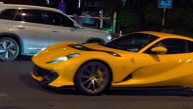 小小小酷哥新座驾【法拉利812c】 夜晚亮相杭州街头