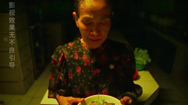 1食堂大妈熬秘制高汤，汤底真相吓傻所有人