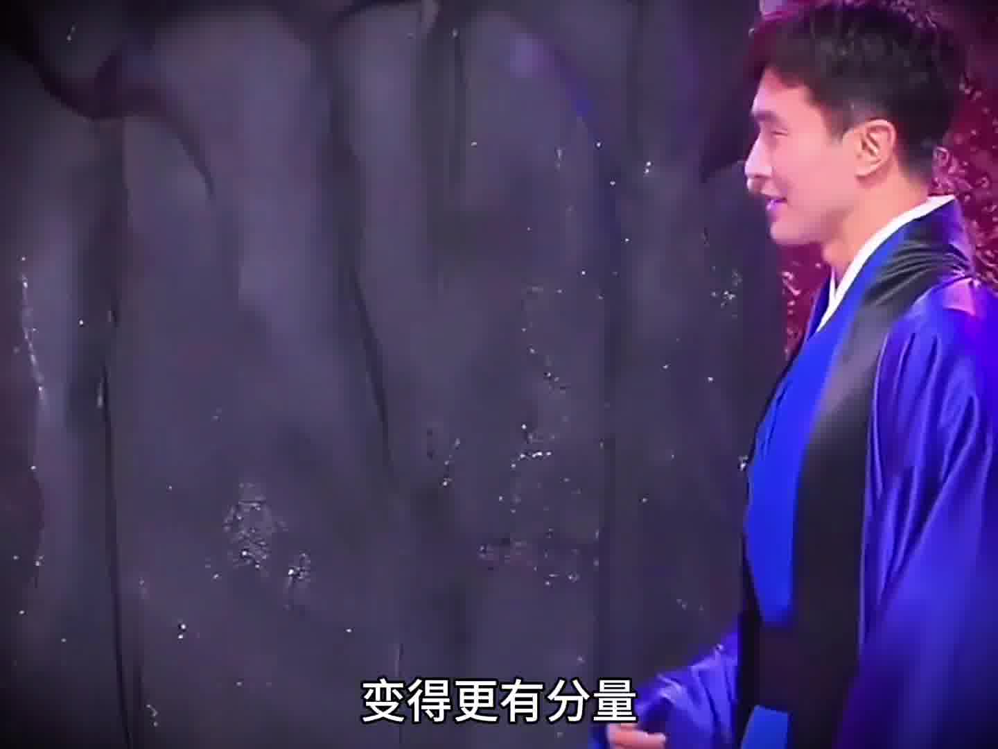 东华帝君。你是越来越有分量了，我都抱不动你了！