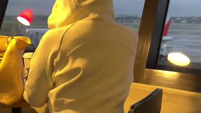 窗边随拍｜黄色连帽衫的慵懒氛围感