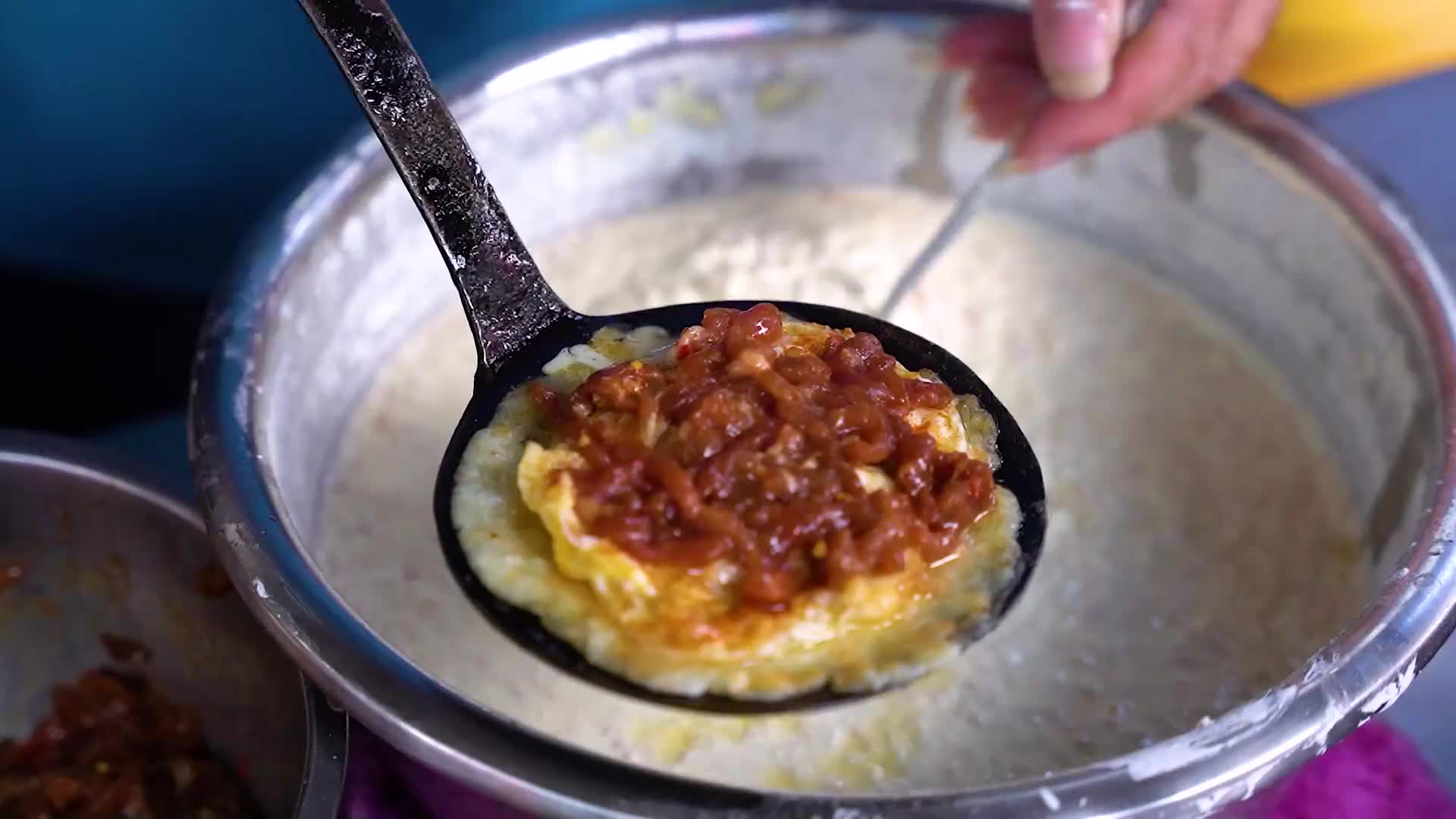 福安夫妻摆摊卖溪柄爹包，光饼夹海蛎包，有肉有蛋1天200个，寻味街边小吃