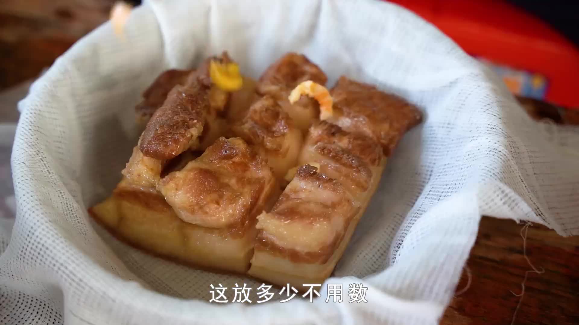 农村酒席厨师用土锅和粗盐炖肉，纱布包裹封入缸中，地方特色美食