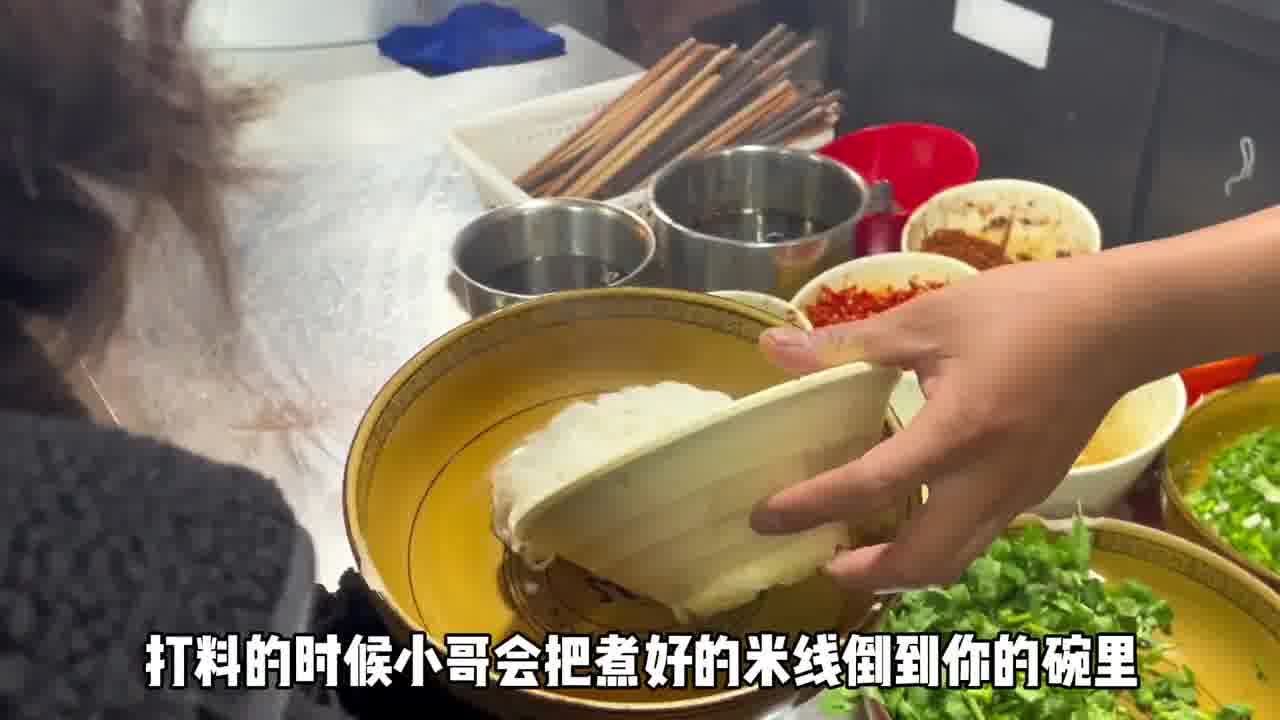 在大理一定要来试试这家碗比脸还大的小黄牛米线，冬天喝上一口热乎乎的牛肉汤，又鲜又香，米线糯软爽滑非常入味，一碗不够吃的话还可以无限量免费加。关键是24小时营业，简直是打工人的深夜食……