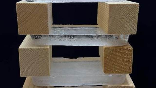 1000 热金属球可以穿透五层冰块吗？