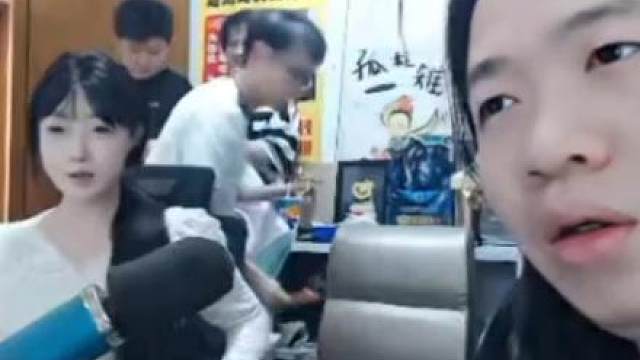 昨晚小纯来到德华园区，德华还用前女友对他说的话教育小胖子