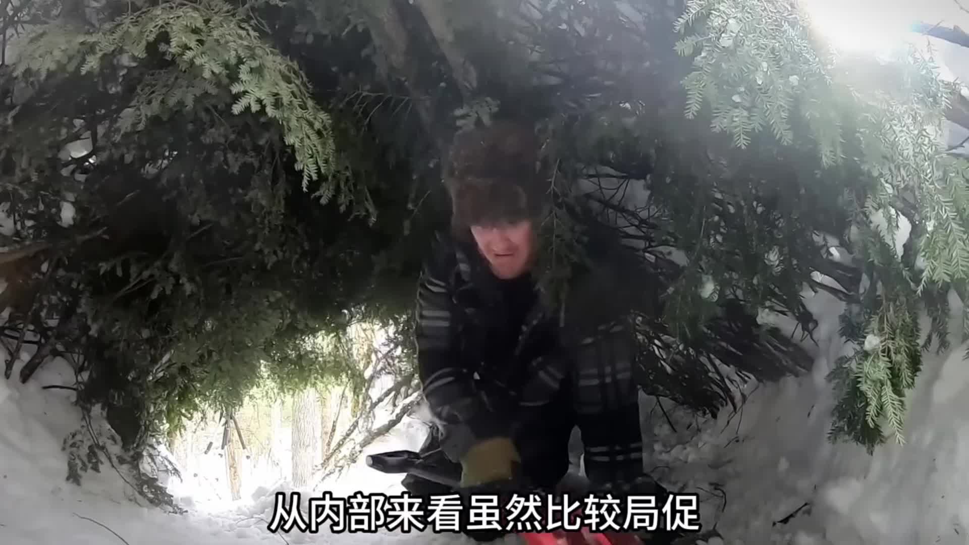 男人利用简单的材料，就搭建出庇护所。