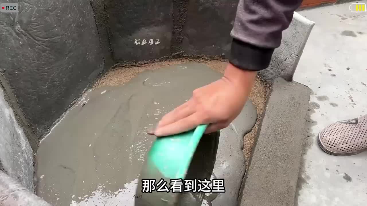 男人去提亲在老丈人家小院砌建一座精美的庭院鱼池