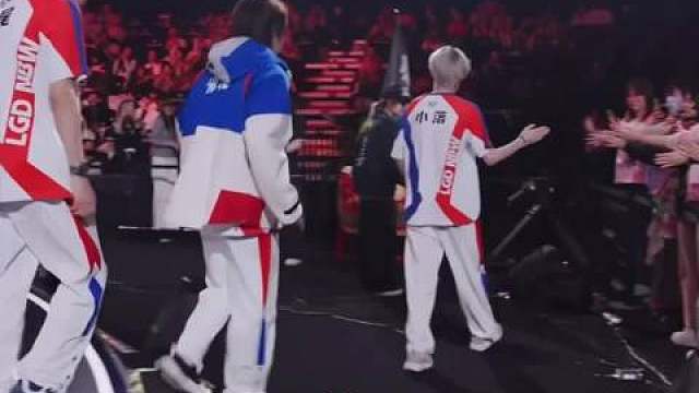 小落：晋级太开心了，给大家磕一个
小落赛后视频来咯馒头好可爱

cr 嗨圆街 ​​​