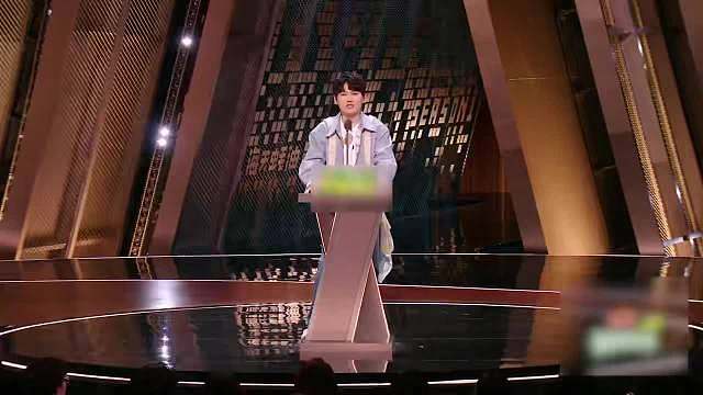 JackeyLove你快回来吧，背后都快成一片废墟了
JackeyLove刚在回应了退役争议，说自己