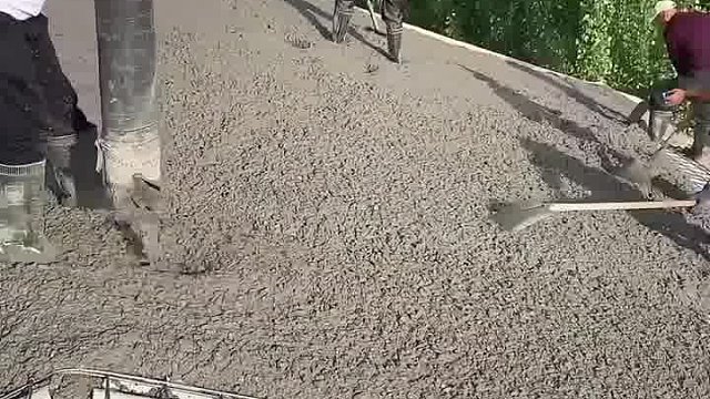 省钱还是玩命？看看巴基斯坦几小时盖好房顶