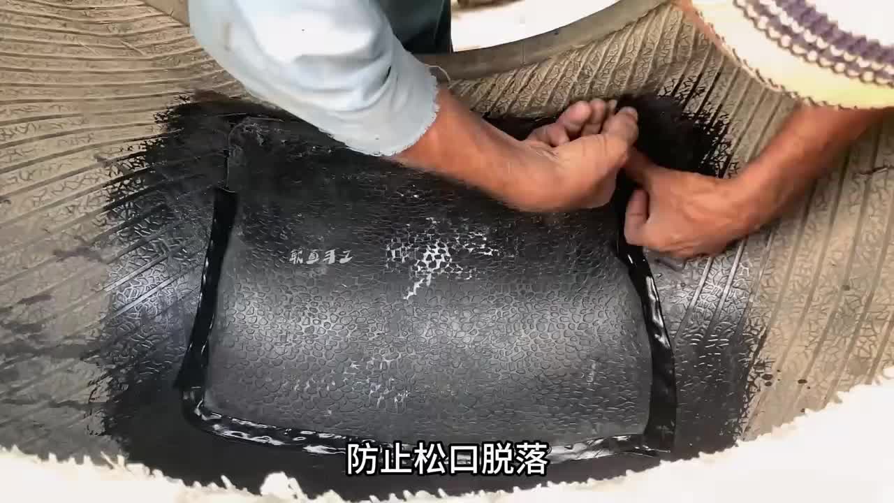 在如此简陋的作坊里师傅竟徒手修补好轮胎上手掌般的破洞