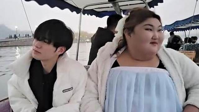 别人都劝我努力 只有你在乎我开不开心