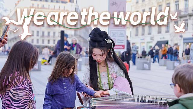 在国外街头弹《We Are the World》，婴儿车里的宝宝不哭了，路人都停下了。
