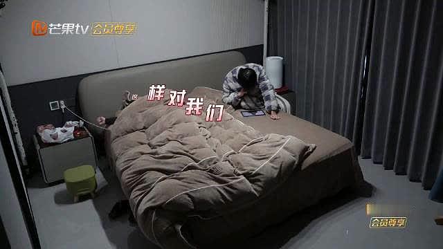 一诺的衣柜里，怕是只有黑秋衣这一个品类！从早穿到晚，从客厅穿到训练室，这舒适感已经刻进DNA了。求问