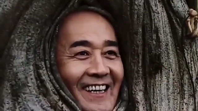 大叔卡在里面出不来，还是女警有办法，用上这招顺利解决了