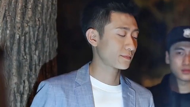 张一山：我这么像坏人吗，大晚上不能谈恋爱吗，这误会太尴尬了。