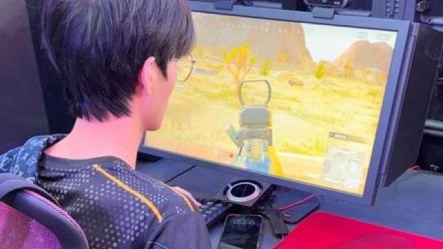 世界冠军是这样压枪的，看看你们怎么压枪？