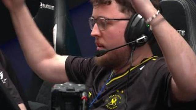 zywoo马路中间以一敌三 大黄蜂横扫天生赢家捧起BLAST冠军