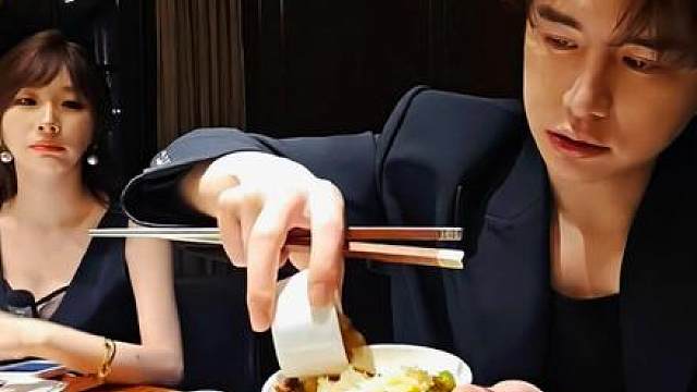 他真的在很认真的吃饭