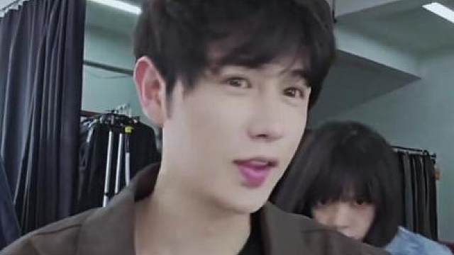 童锦程为了证明，自己跟蔓越莓是兄妹情，直接让妹子坐到腿上