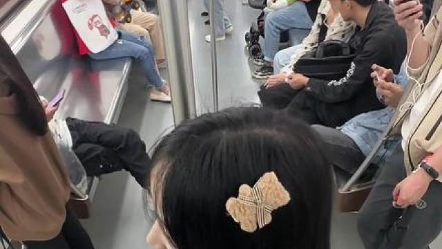 往那一站跟个小手办一样
