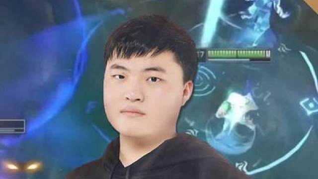 负重排位，扛着离谱明送演员赢下对局！乌兹操作拉满！