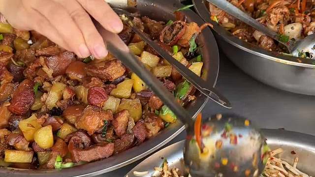 云南街头，14元自助盒饭~