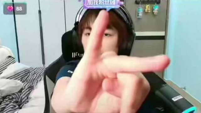 阿豆:清清又进决赛了马清清！我去狼队简直是猛的可怕，把我看愣了，皖皖也进决赛了！今天还是刚跟不然开播