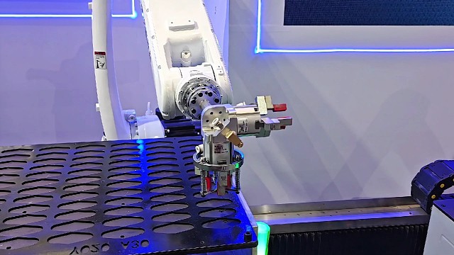 工业智能机械臂、机械手。AI机械手臂精准抓取产品，精确复位。