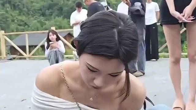 这是自己人吧！没有绳子勒住，不是更好看？