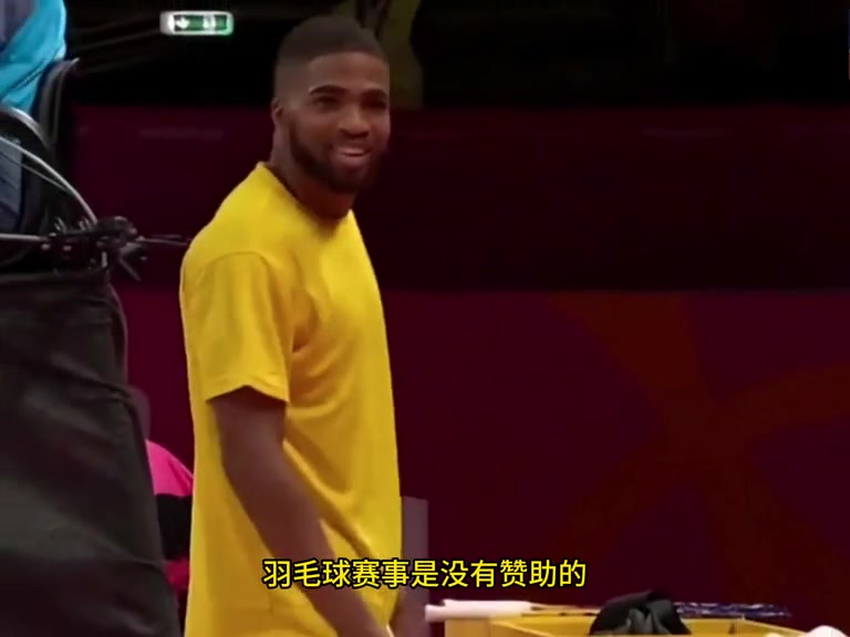 对手教练叶诚万暖心送鞋。