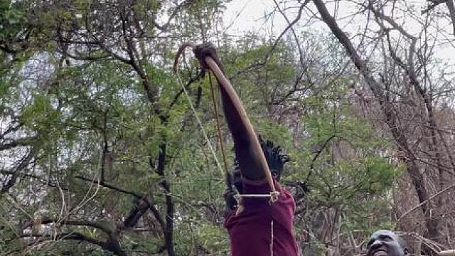 挑战在非洲原始部落过一天，跟原始人去打猎，这生存方式太硬核