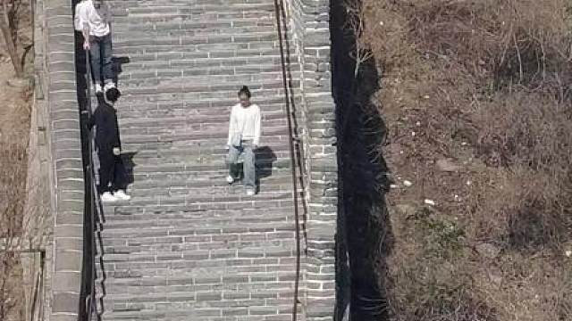 老外解锁八达岭长城的最新方式。