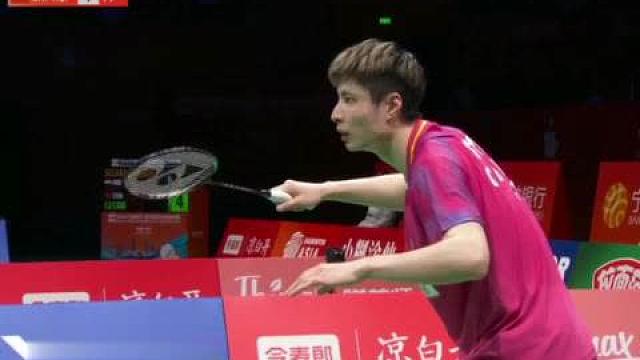 石宇奇稳赢台北选手李佳豪，21比15，21比17，直落两局，顺利进16强，状态在线，全程掌控节奏