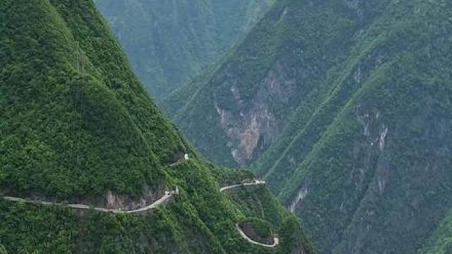 亚洲第一深谷，重庆兰英大峡谷，最深处2400余米，最窄处仅13米，峡谷地貌奇特，怪石嶙峋，风景优美。