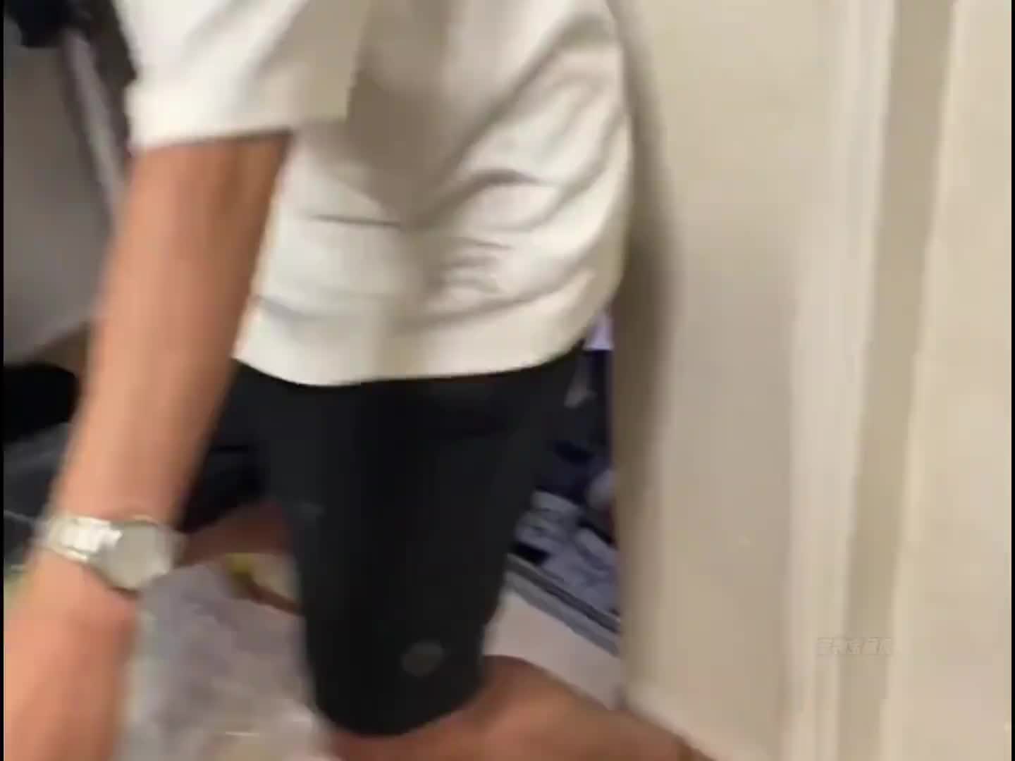 小狗总能精准找到人群里最怕狗的那个人～