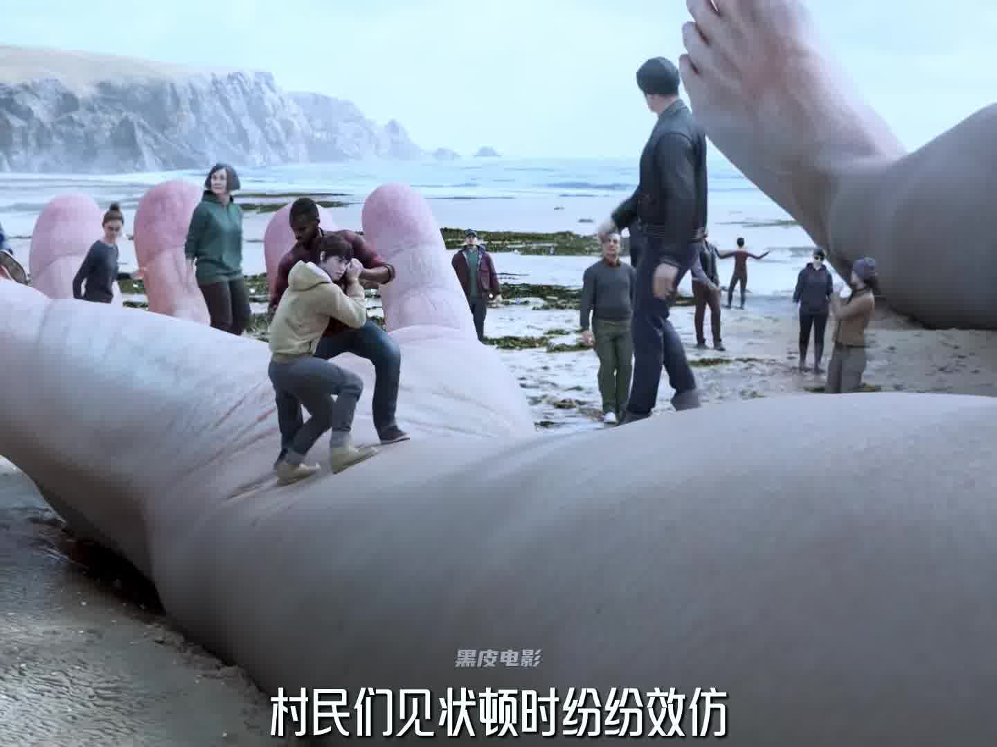神秘巨人在海边躺尸，人们的反应让人细思极恐