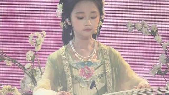 《春三月》古筝弹唱直拍，人又可爱歌声又甜美！