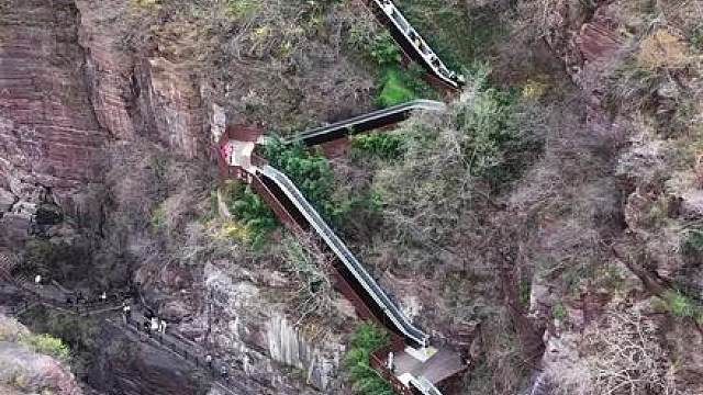 河南景区实现无痛爬山，耗巨资打造电梯送你到山顶。不管老人孩子，晴天雨天，登山观景轻松实现。 #
