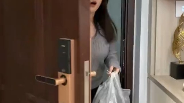 电脑谁给买的？烟谁给你买的？自从你媳妇认识我以后，你TM还缺啥？