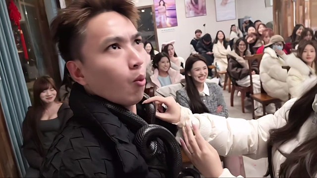 【小小小酷哥】把辣条挂沈不凡脖子上，差点尿了！