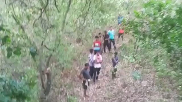 愤怒的大象冲向人群 这叫声如同一辆巴士