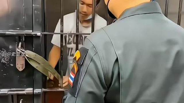 果然里面个个都是人才 说话又好听 国外搞笑视频 虚构演绎 请勿模仿 无不良引导