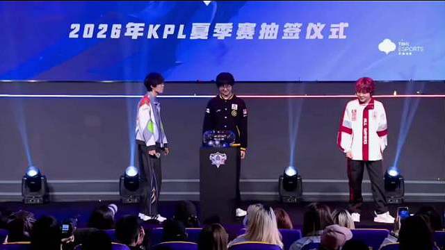 今晚抽签名场面
鹤辞能人怪好哒，特意拉一把米苏
热心肠极光面对小小阳的投来求助，伸出援助之手
死亡之