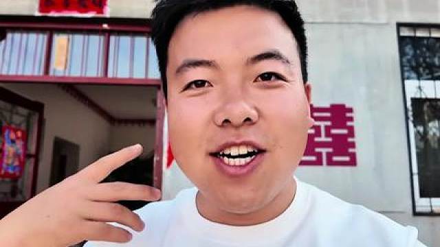 从恋爱到结婚三年来我们好像从来没有浪漫过，这次带媳妇一起去新疆，对她来说这是我们结婚一周年真正意义上的一次远行！